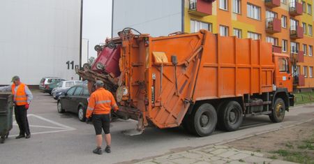 Stojkowo. Śmiertelny wypadek, śmieciarka potrąciła 2-latka