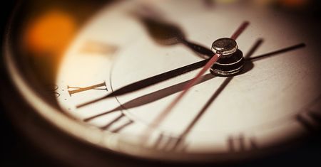 Kiedy zmiana czasu na zimowy w 2019 r.? Czym skutkuje dla pracowników na nocnej zmianie?