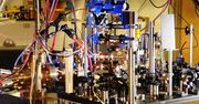 Eksperymentalny zegar atomowy. Ludzka wiedza za nim nie nadążą