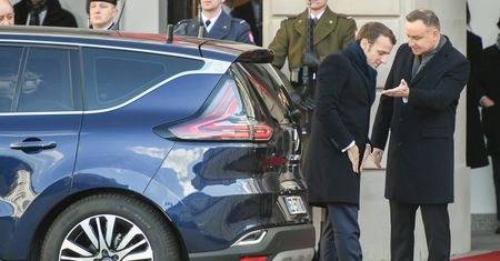 Emmanuel Macron w Polsce. Awaria limuzyny prezydenta Francji. Z pomocą przyszedł ambasador