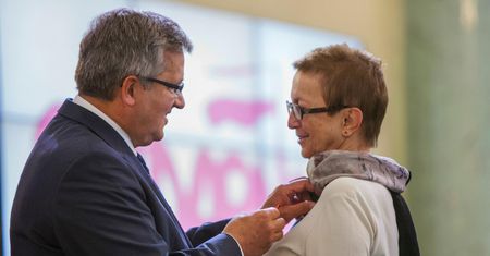 Odmówiła Dudzie, napadli ją. "Załapałam się na prysznic w pysk"