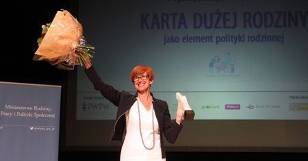 Sukces Karty Dużej Rodziny. Rafalska ogłasza: zniżki dla nowej grupy uprawnionych