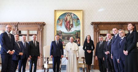 Andrzej Duda po raz trzeci z wizytą u papieża. Zachwalał działania prorodzinne i wręczył kosz podarków