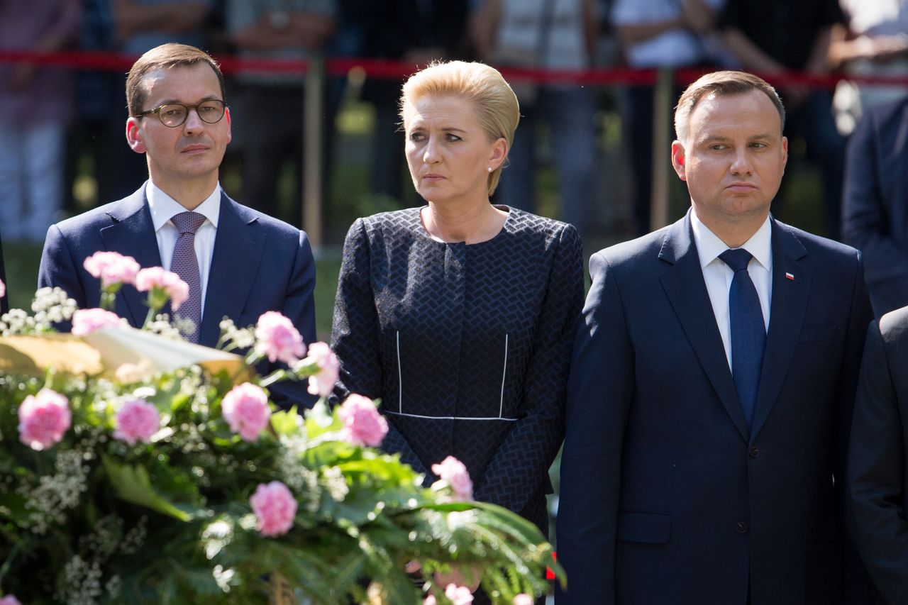 Mateusz Morawiecki staje w obronie pierwszych dam. Według niego należy im się etat