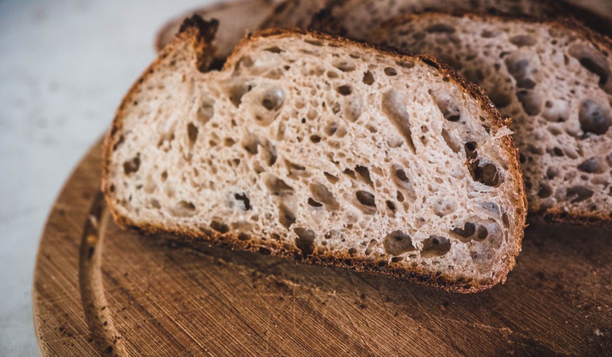 Chleb w chlebaku szybko czerstwieje? Ten babciny trik sprawi, że pozostanie dłużej świeży