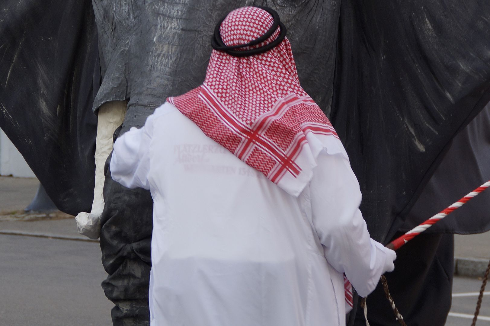 UAE ostrzegają Arabów przed noszeniem tradycyjnych strojów