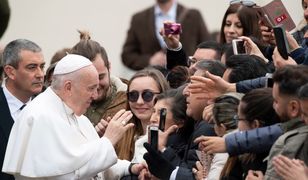 Papież Franciszek z "lekką niedyspozycją". W środę błogosławił wiernych na Placu Św. Piotra