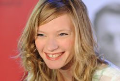 Wielki biust i mocny makijaż. Agata Buzek nie przypomina samej siebie