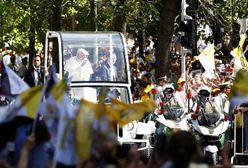 Papież Franciszek uderzony w twarz. Ochrona nawet nie drgnęła