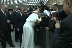 Watykan. Papież Franciszek całuje zakonnicę i żartuje. "Nie ugryź mnie"