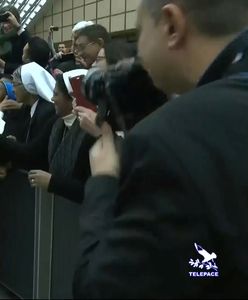 Watykan. Papież Franciszek całuje zakonnicę i żartuje. "Nie ugryź mnie"