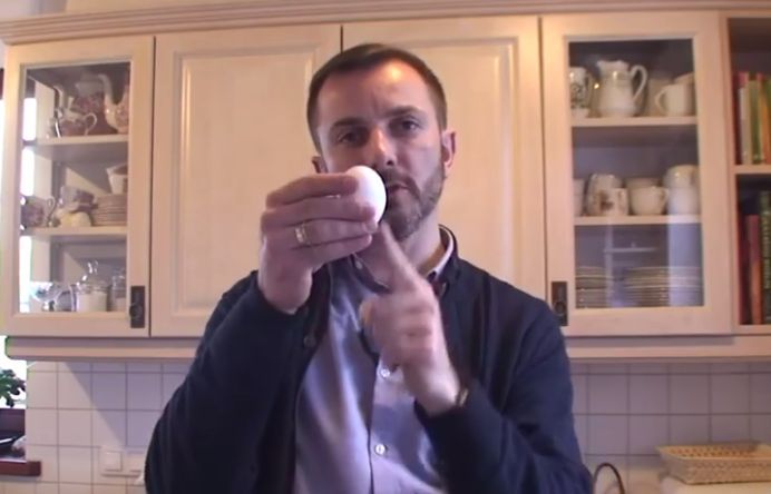Tomasz Rożek z "Sondy 2" pokazał w prostym eksperymencie, jak sprawdzić wiek jajka