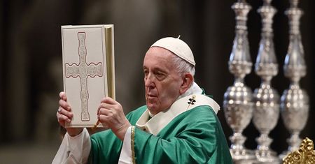 Papież Franciszek zmienił słowa modlitwy "Ojcze Nasz". Jak brzmi teraz?