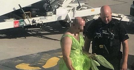 Pasażer przebrany za Dzwoneczka wyrzucony z samolotu do Krakowa