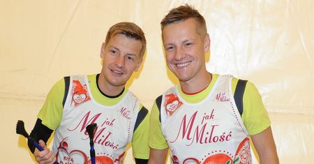 Marcin Mroczek pokazał archiwalne zdjęcie. On i jego bliźniak mieli po kilka lat