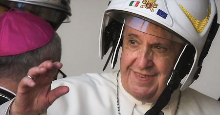Papież Franciszek założył hełm. W Camerino musiał być ostrożny