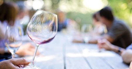 Za dużo alkoholu? Jest prosty trik, by nie bolała głowa