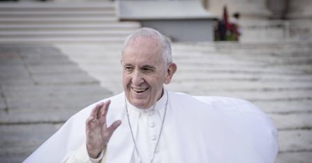 Papież Franciszek przejdzie operację. Ma zaćmę