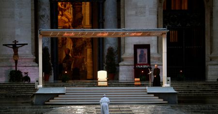 Koronawirus. Watykan. Franciszek modli się samotnie na placu Św. Piotra. Zmiany na Wielkanoc