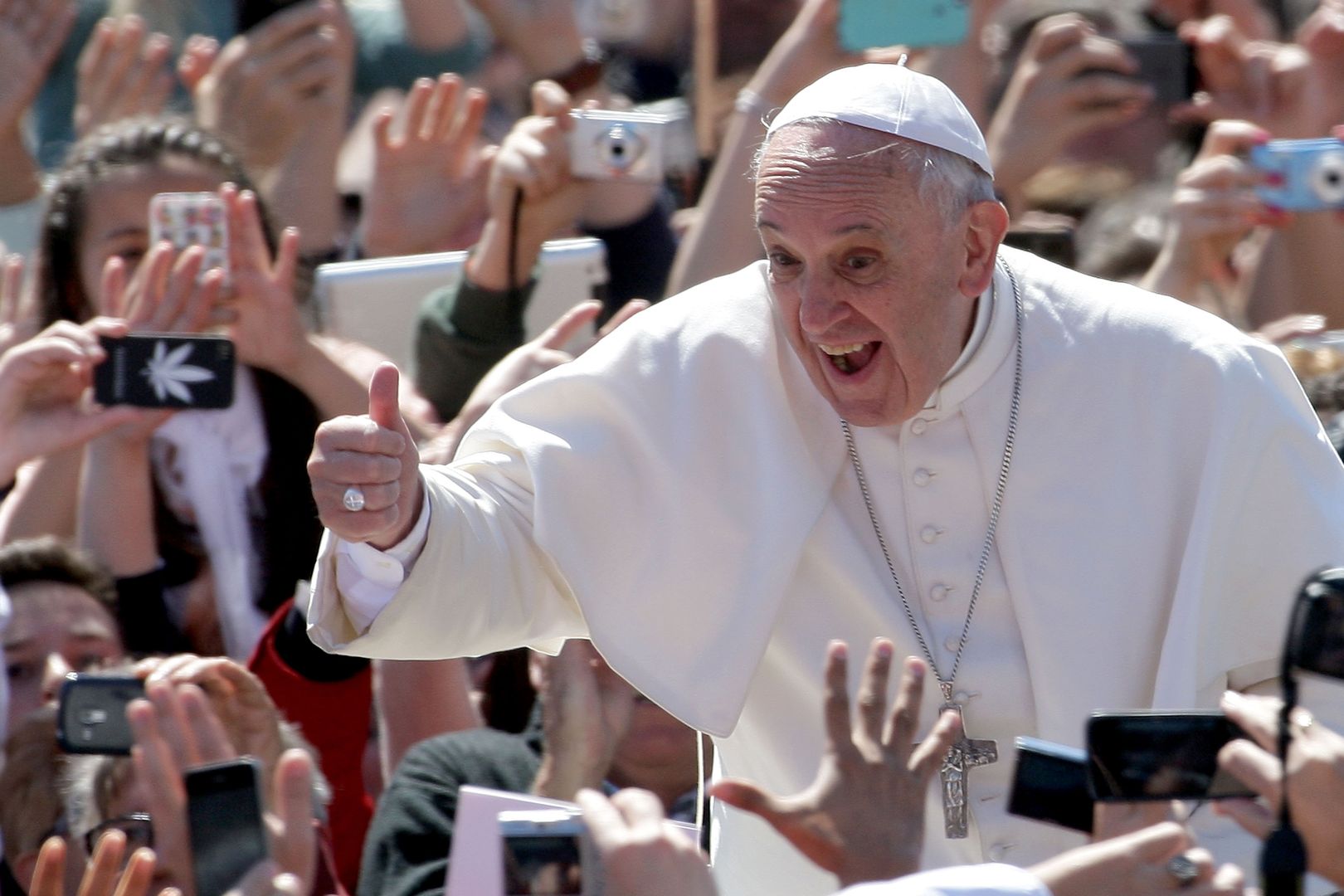 Tabliczka na drzwiach mieszkania papieża Franciszka robi furorę