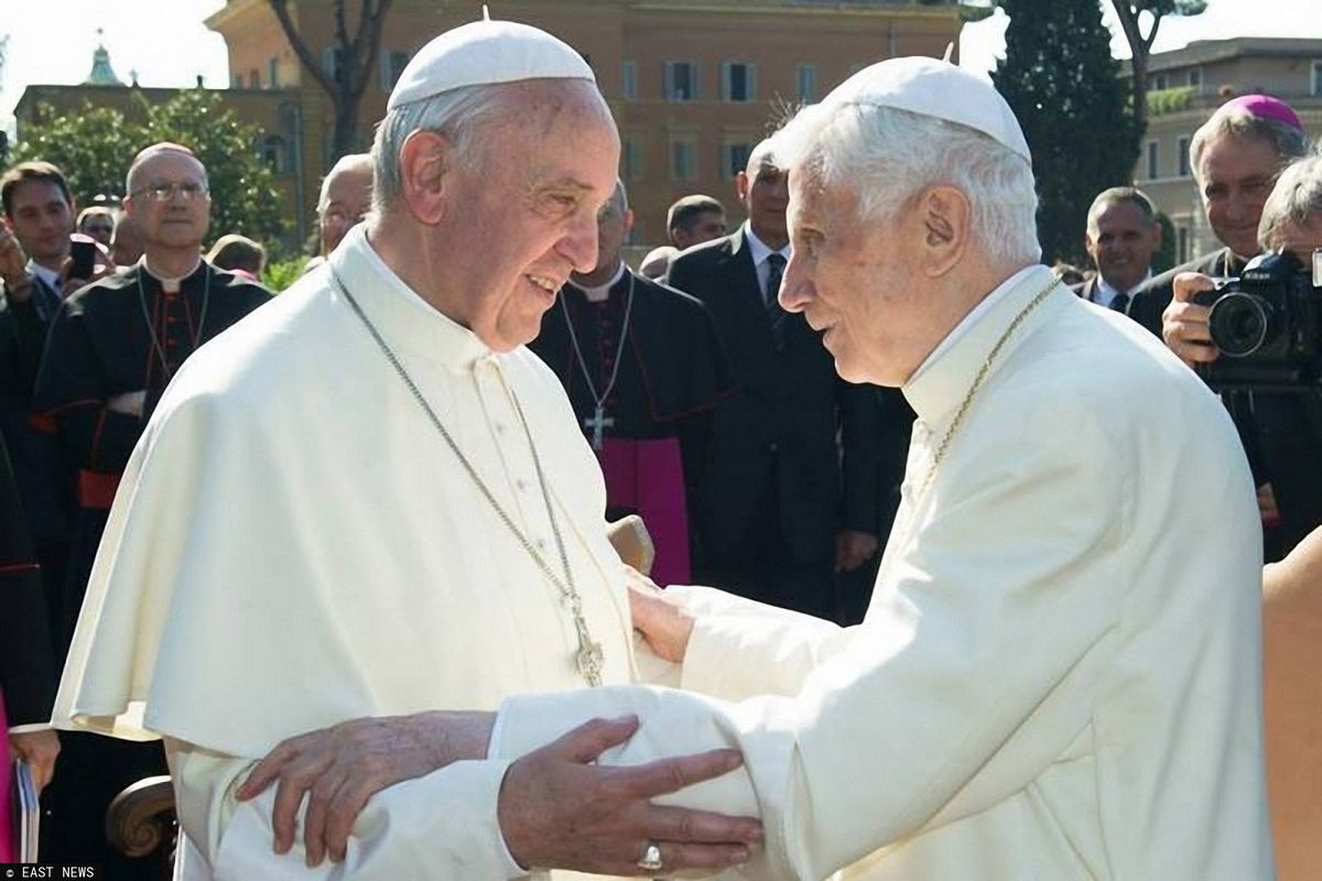 Niemieckie media: Benedykt XVI wbił Franciszkowi nóż w plecy
