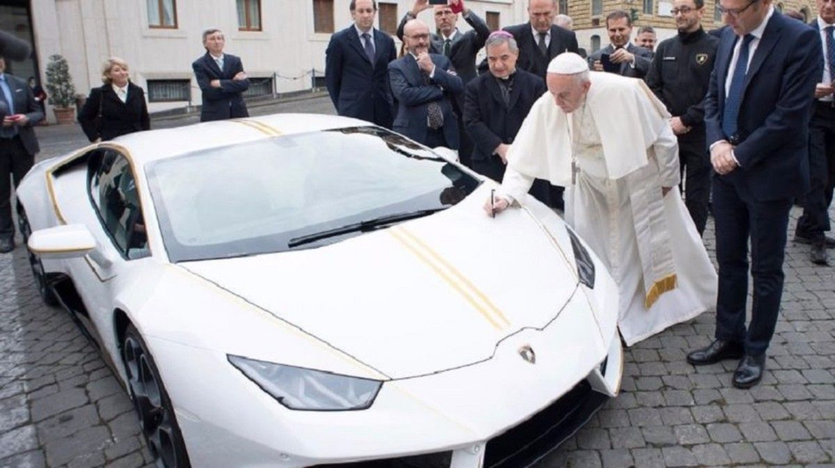 Papież Franciszek dostał Lamborghini za 185 tys. euro. Nie odstawi Papamobile