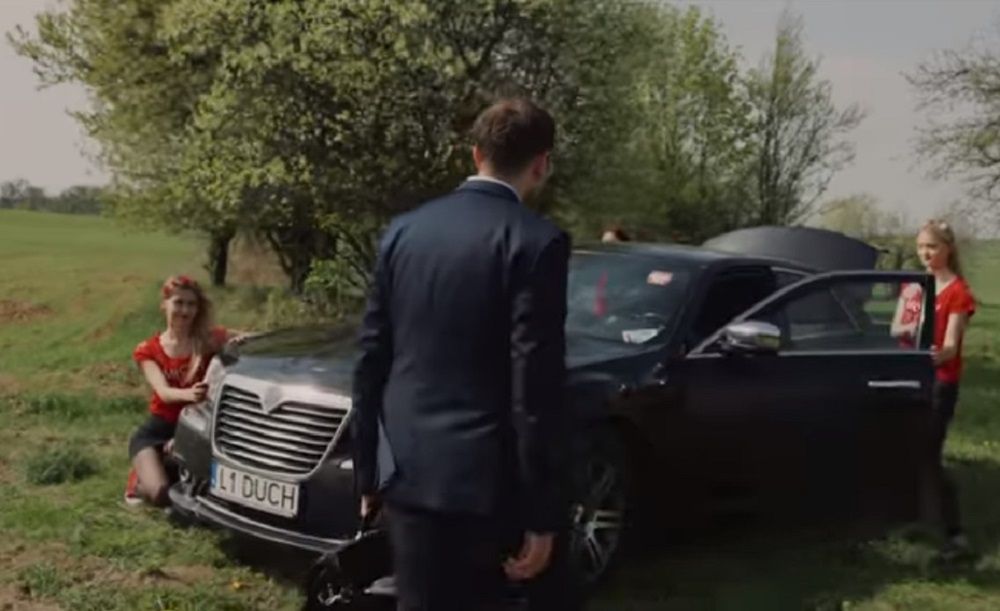 Poseł w teledysku disco polo. Stodoła, dziewczyny i luksusowe auto