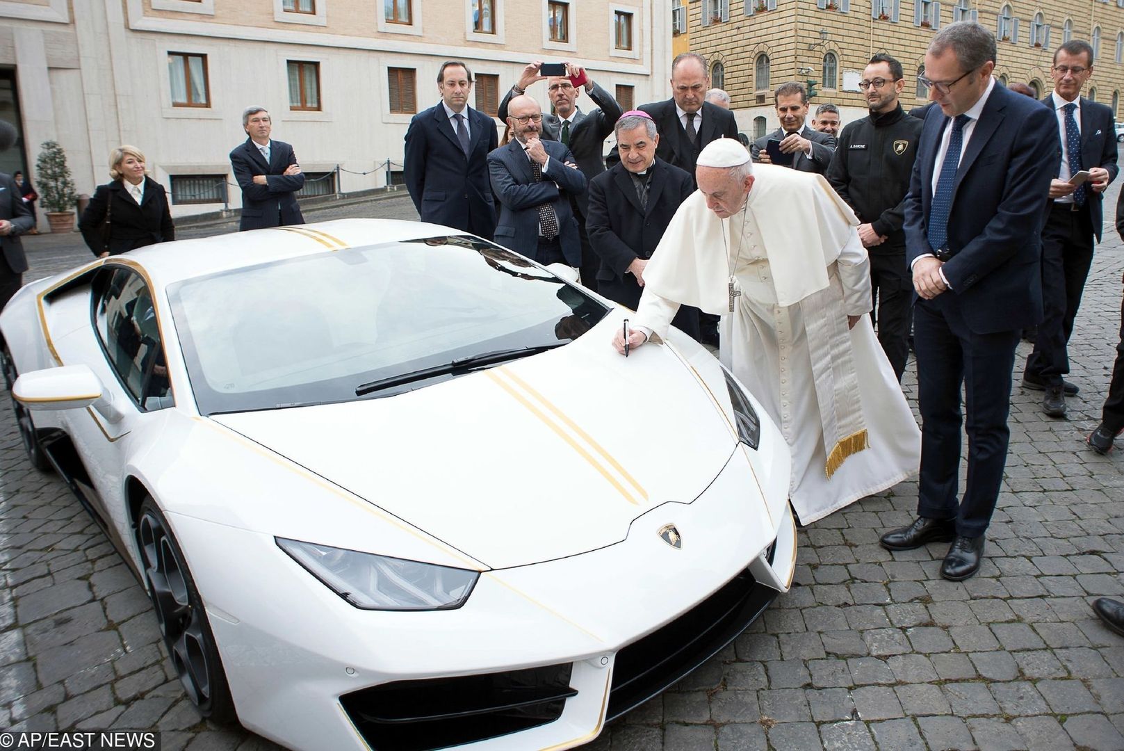 Papież Franciszek znów pozbywa się swojego Lamborghini