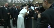 Watykan. Papież Franciszek całuje zakonnicę i żartuje. "Nie ugryź mnie"