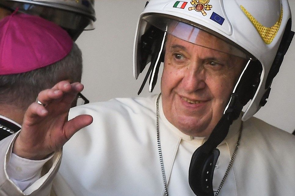 Papież Franciszek założył hełm. W Camerino musiał być ostrożny