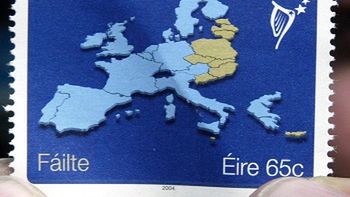 Nowy znaczek okolicznościowy wydany przez pocztę Irlandii dla upamiętnienia poszerzenia Unii Europejskiej