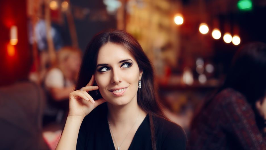 Seksowna ozdoba na wieczór? Wisiorek na długim łańcuszku