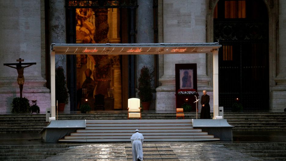 Koronawirus. Watykan. Franciszek modli się samotnie na placu Św. Piotra. Zmiany na Wielkanoc