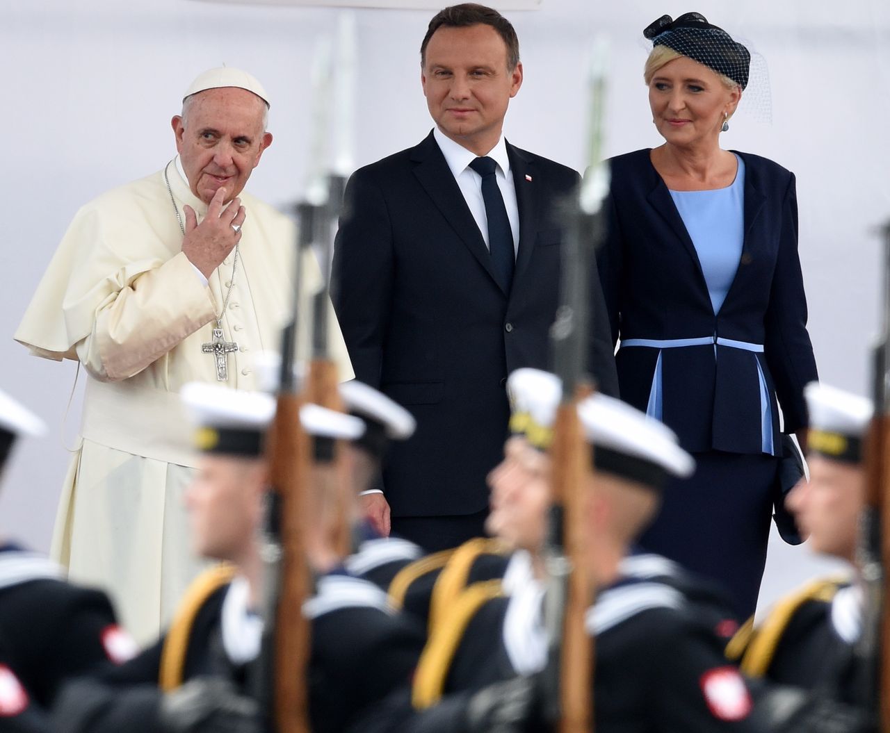 Pierwsza dama na granatowo. Zobacz powitanie papieża