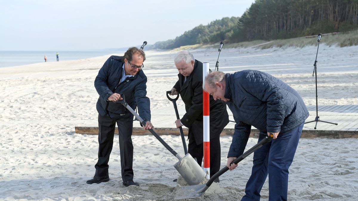 Październik 2018. Marek Gróbarczyk i Jarosław Kaczyński podczas symbolicznego rozpoczęcia przekopu Mierzei Wiślanej.