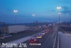 Ogromny korek na S8. Zderzenie 2 samochodów