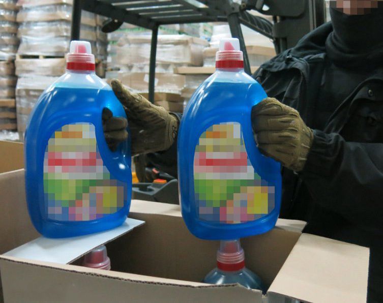 Podrabiali żele do prania na olbrzymią skalę