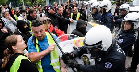 Starcia "żółtych kamizelek" z policją w Paryżu. Aresztowano 175 osób