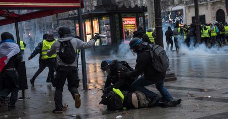"W Polsce nie uniknęliby kary". Eksperci o brutalnych działaniach francuskiej policji