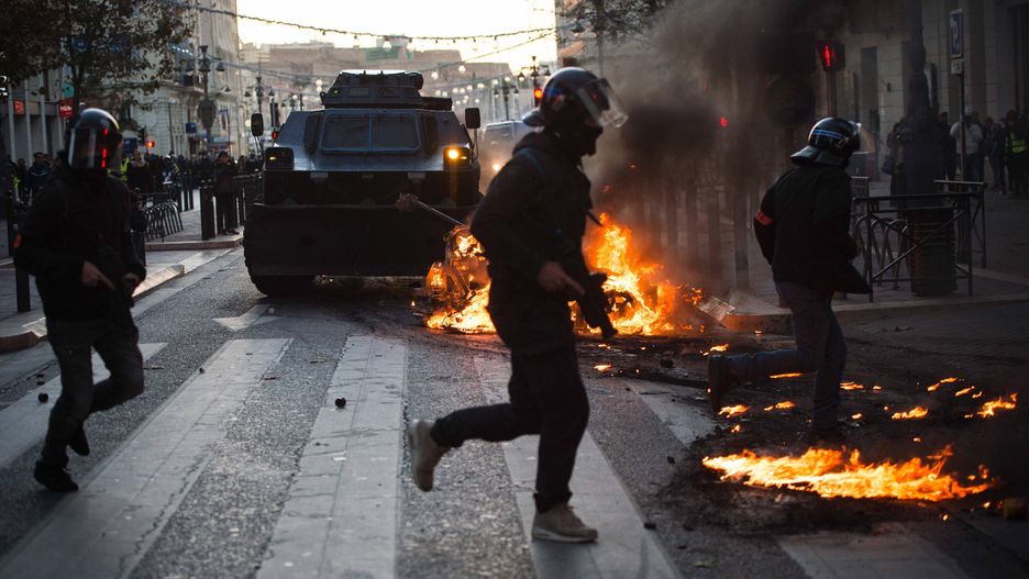 Francuzi protestują przeciwko polityce prezydenta Macrona.