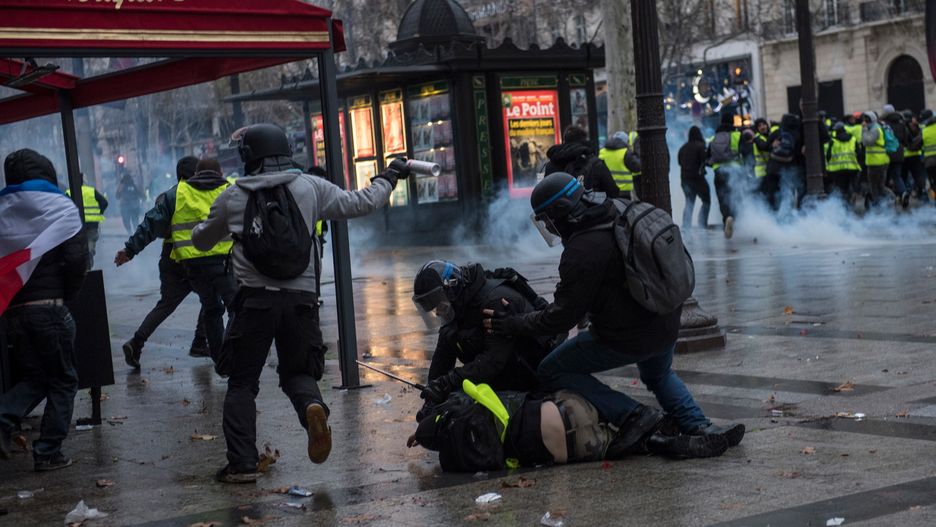 Oddziały policji pacyfikują demonstrantów