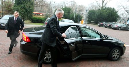 Władza kupuje auta mimo kryzysu