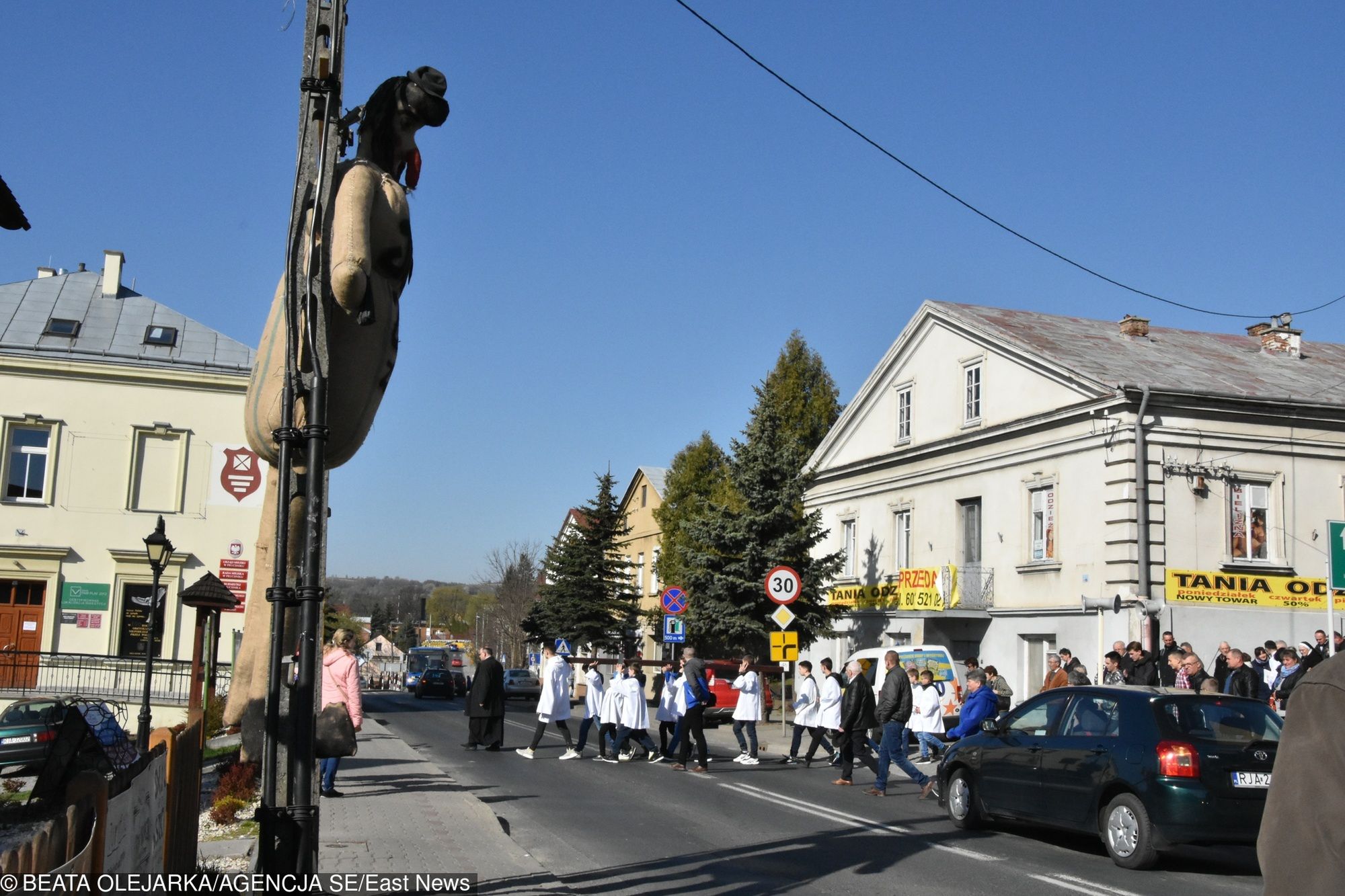 Kukła Judasza powieszona na słupie w Pruchniku 