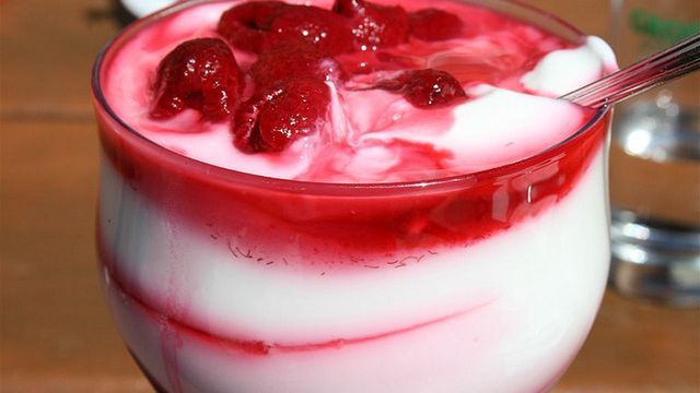 Jogurt grecki z owocami 