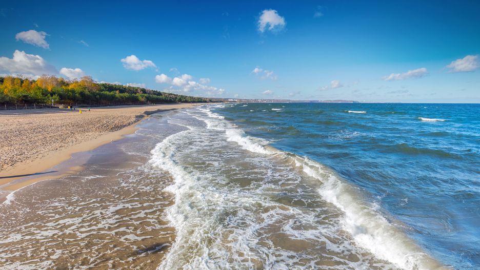 Pogoda nad morzem w najbliższy weekend zauroczy wysoką temperaturą w piątek. Długie spacery brzegiem morza zepsuje silny wiatr.