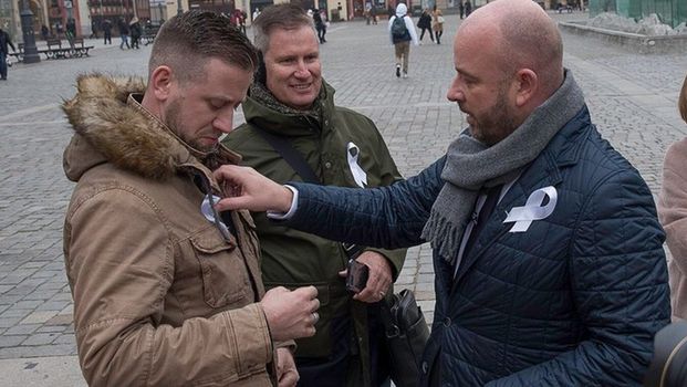 Prezydent Jacek Sutryk rozdawał wrocławianom białe wstążki.