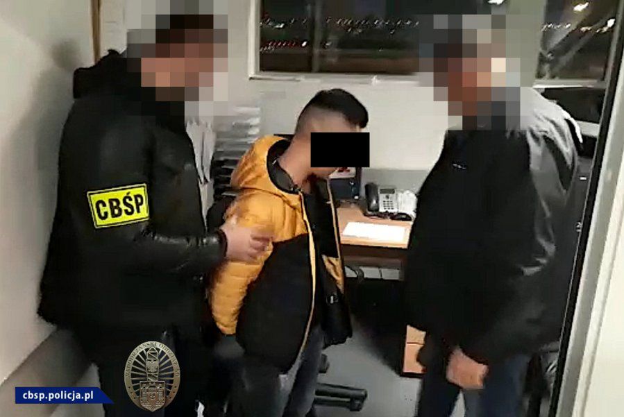 Dolnośląskie: policjanci z CBŚP rozbili gang przemytników ludzi