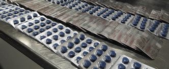 Niebieskie tabletki wylądowały u celników na Okęciu. 1,6 tys. tabletek w bagażu Hindusa