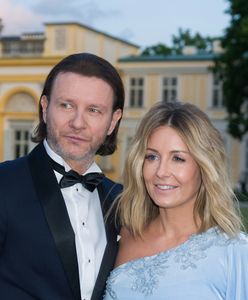 Małgorzata Rozenek i Radek Majdan pozują do zdjęcia w łóżku. Opis jest dość dwuznaczny