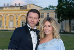 Małgorzata Rozenek i Radek Majdan pozują do zdjęcia w łóżku. Opis jest dość dwuznaczny